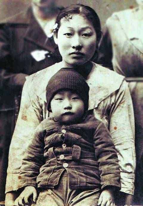 Прабабушка Виктора Цоя с сыном Цой Сын Дюном -дедом музыканта.  (Из архива Д. Шина )