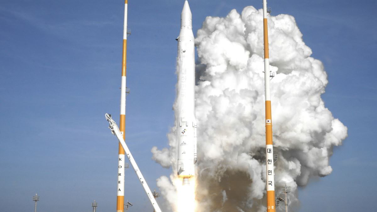 Запуск первой отечественной космической ракеты перенесли на осень
