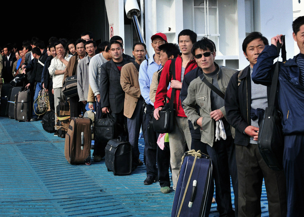 Узбекистан эмигранты. Мигранты в Южной Корее. Трудовые мигранты в аэропорту. Рабочие мигранты в Корее. Казахи в аэропорту.