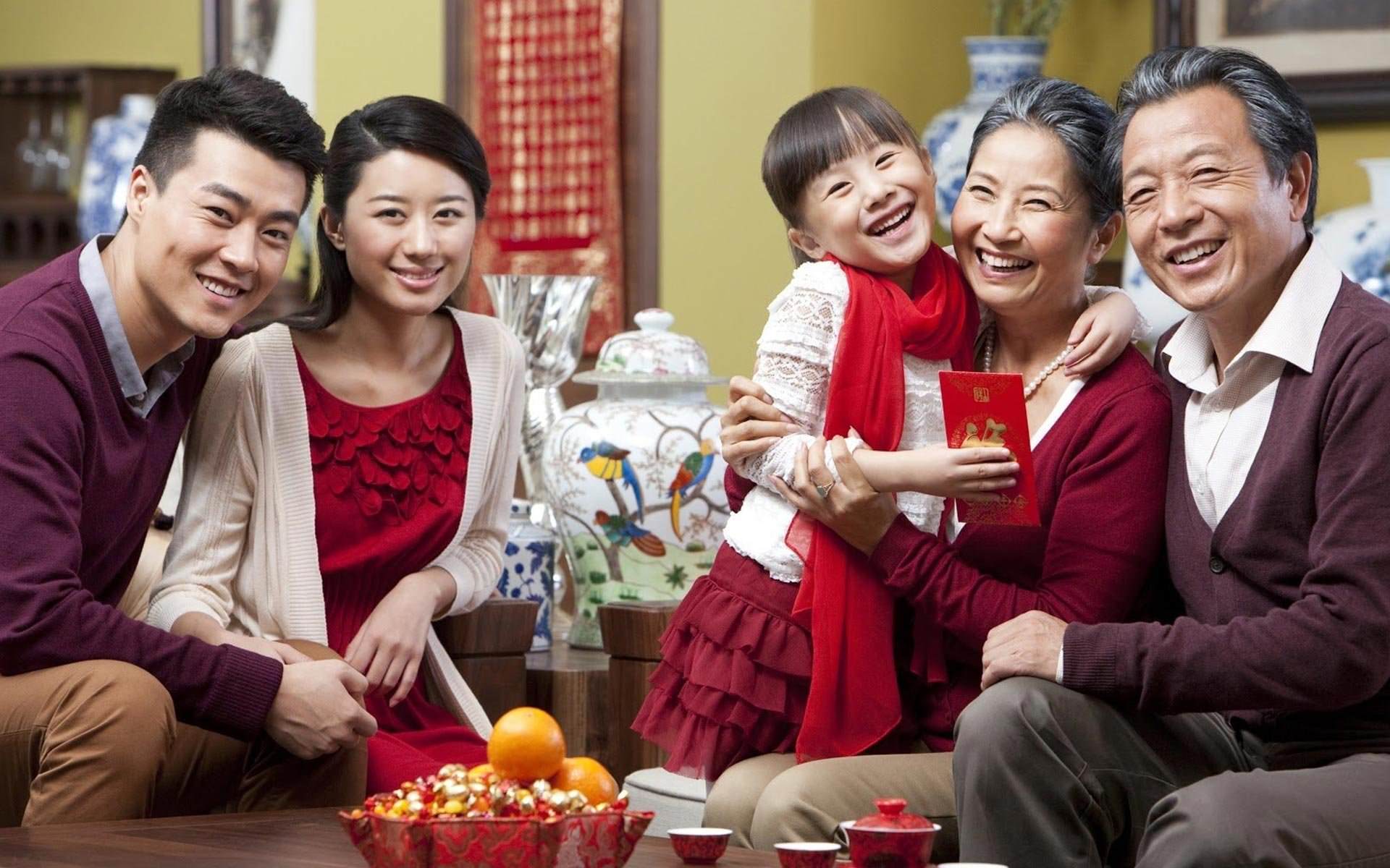 Вьетнамцы и китайцы. Тет Вьетнам семья. Китайский новый год семья. Китайская семья за столом. Новый год в Китае.
