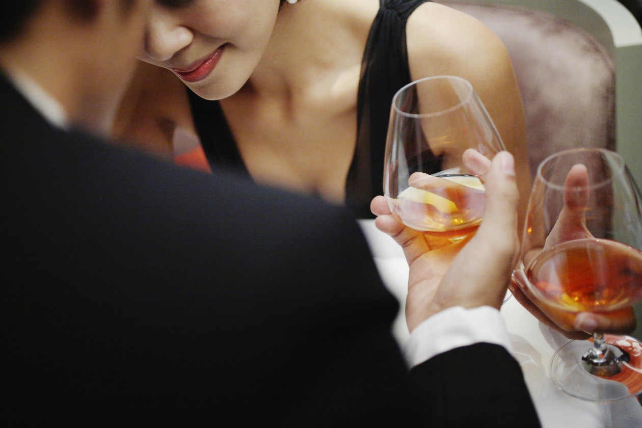Он старше и пьет. Девушка и парень с вином. Девушка с бокалом. Женщина с бокалом виски. Мужчина и женщина пьют вино.