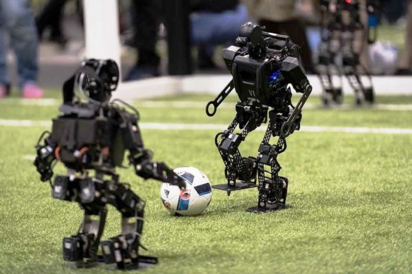 Роботы вышли на футбольное поле